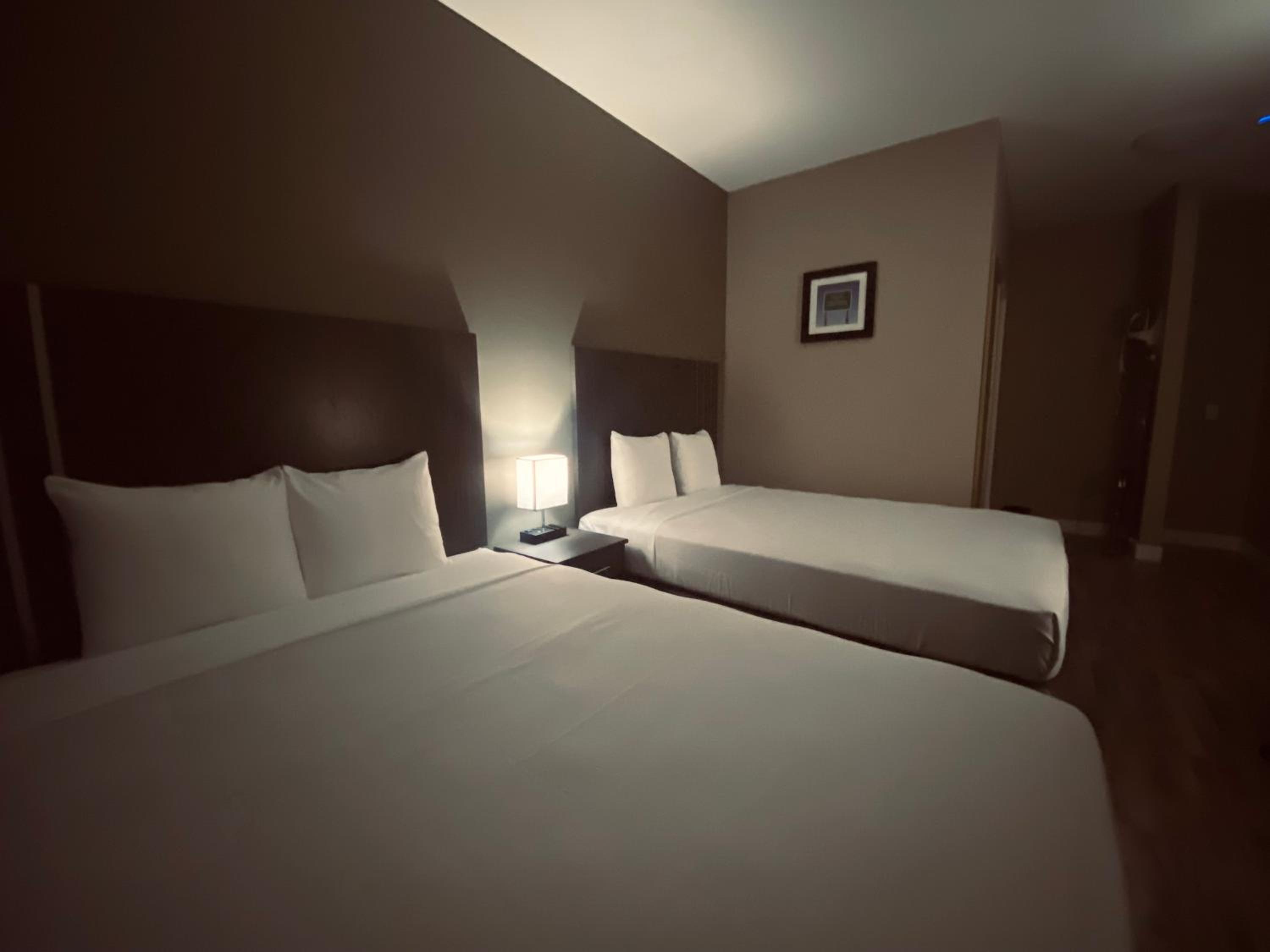 Room, 2 Queen Beds, Econo Lodge Prince George City Centre 5/8