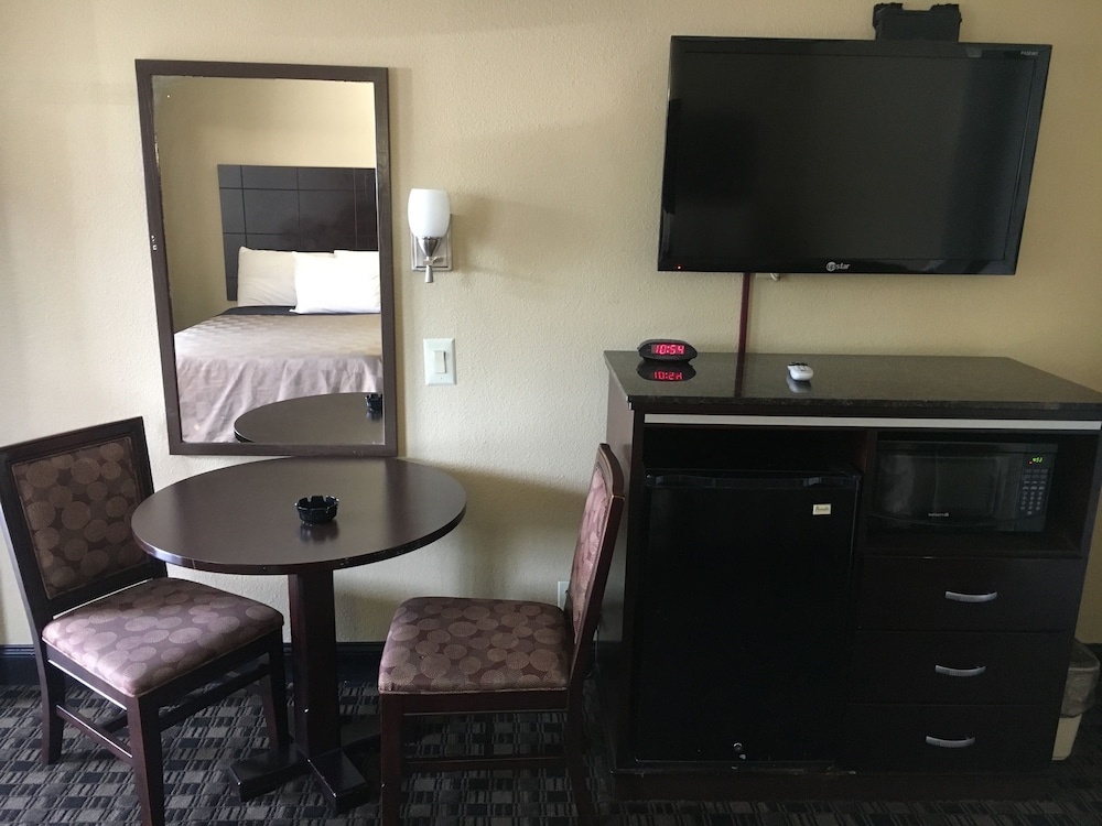 Del Amo Inn 20/26