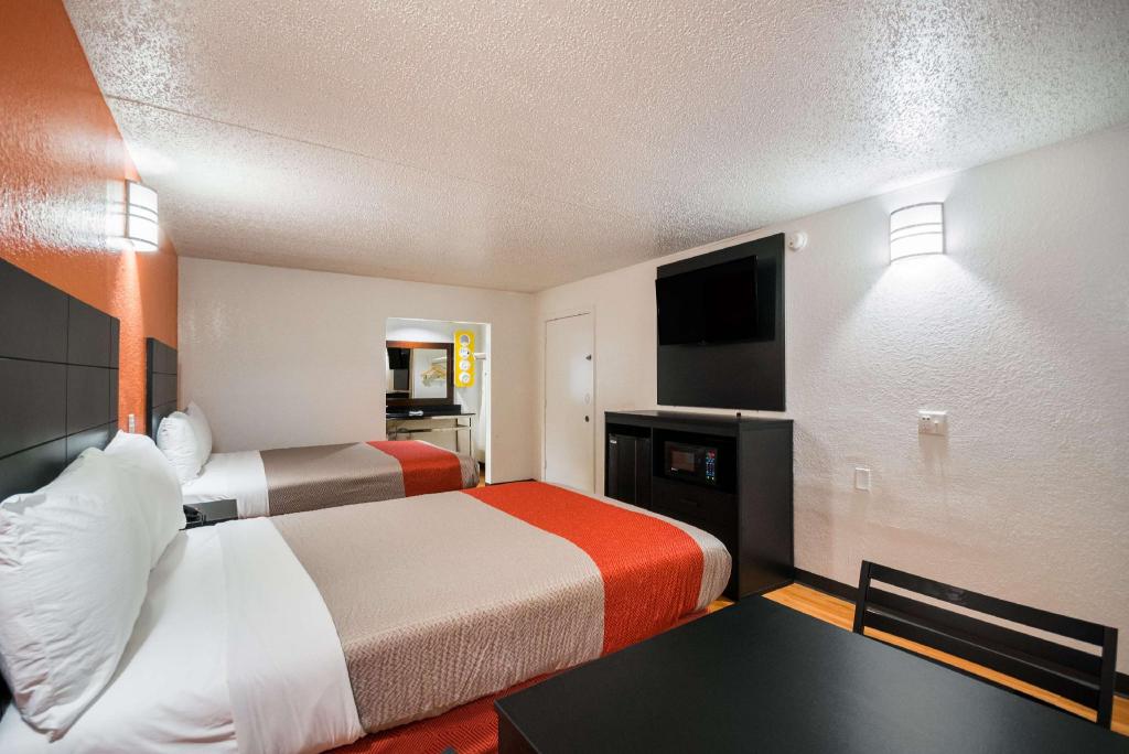 2 Full Beds - Non-Smoking, Micfridge