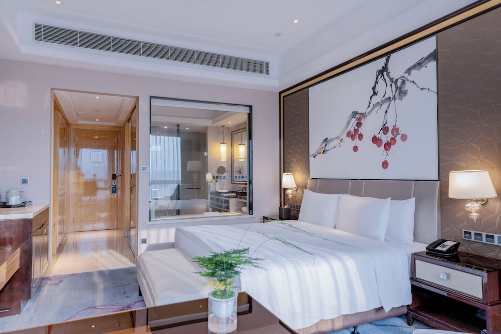 DELUXE, KING BED