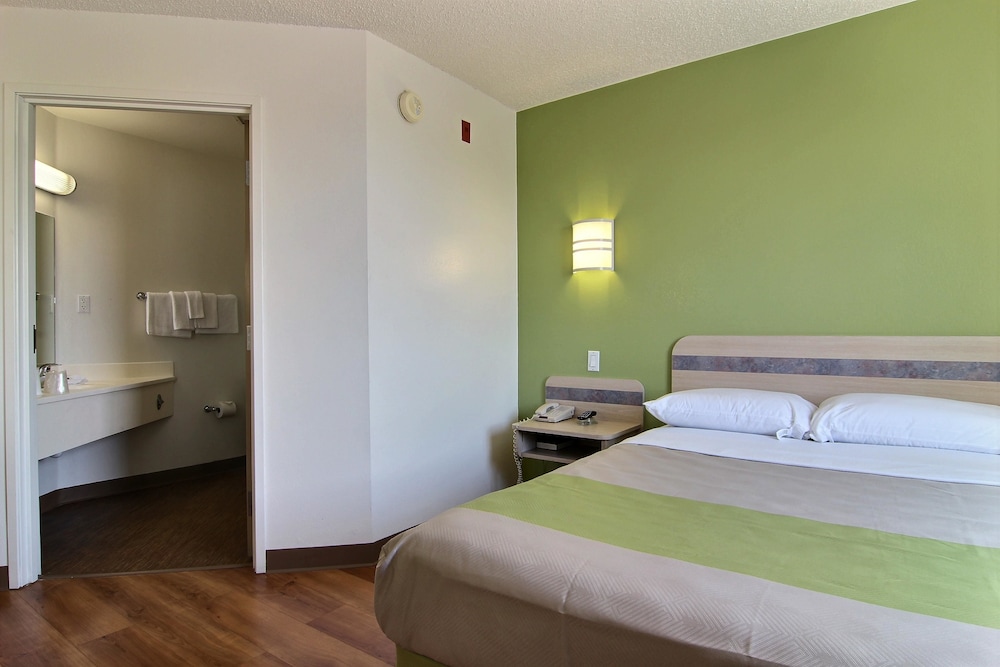 Motel6 Albuquerque, NM - North 36/62