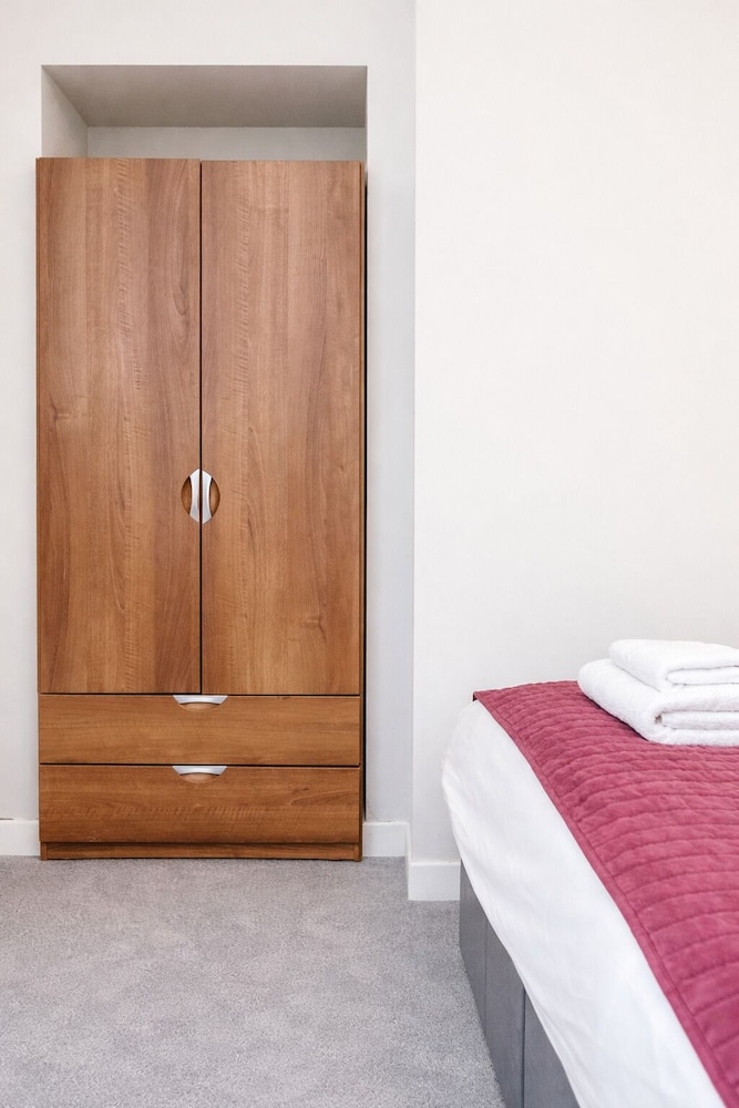 Roomspace Apartments Sterling House 7/24