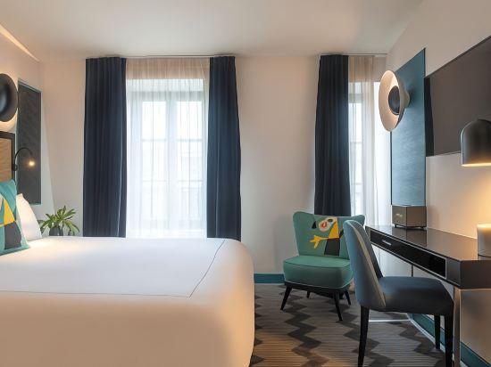 Artist, Double or Twin Bed