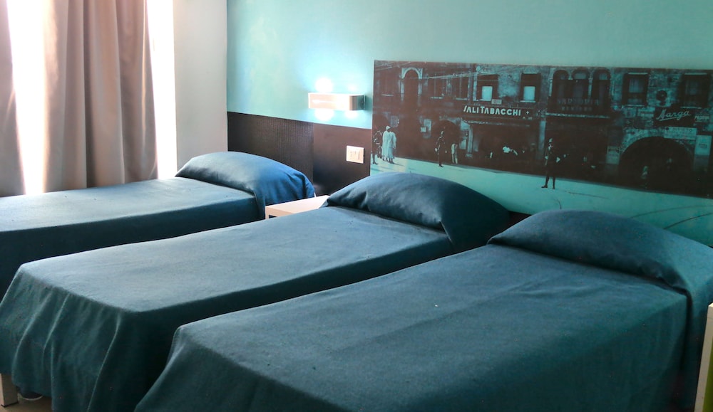 Hotel Mondial 3/28