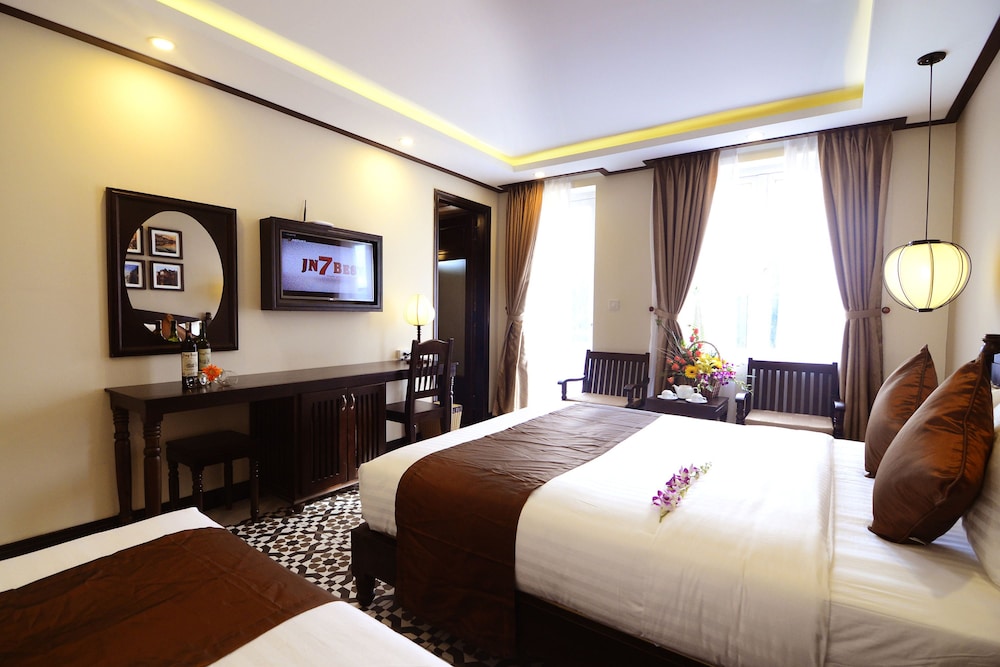 Golden Bell Backpacker Hotel and Pool Bar 19/59