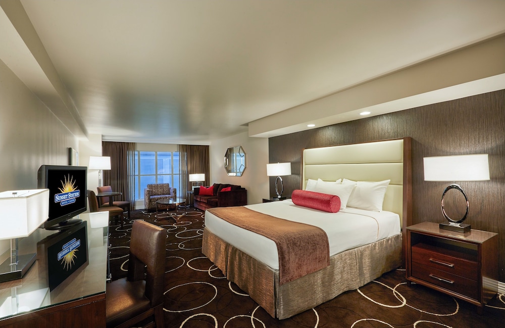 Petite, Suite, King Bed, Sofa