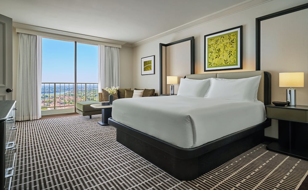1 Bedroom, Skyline, Suite, King Bed, Corner