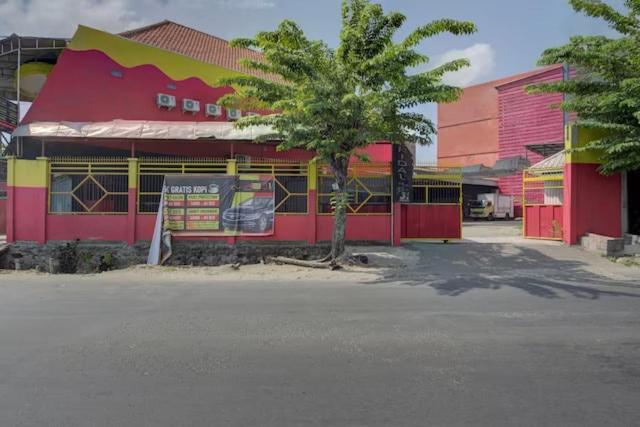 OYO 3198 Sukomanunggal Inn 43/49