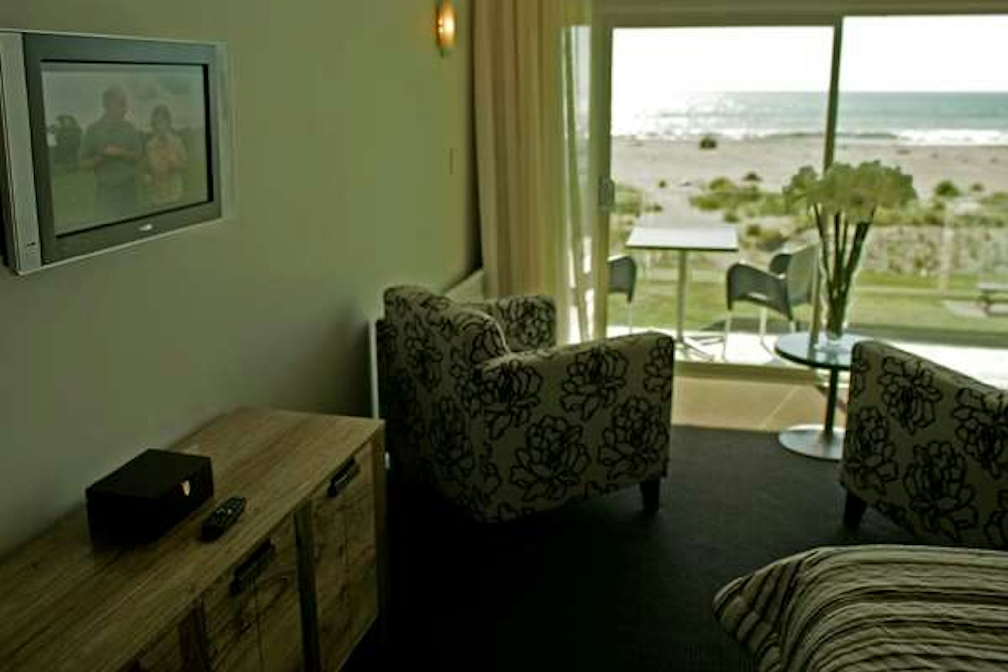 Beachfront Hotel 7/12