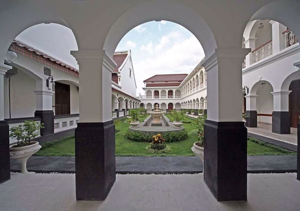 Daroessalam Hotel 37/49