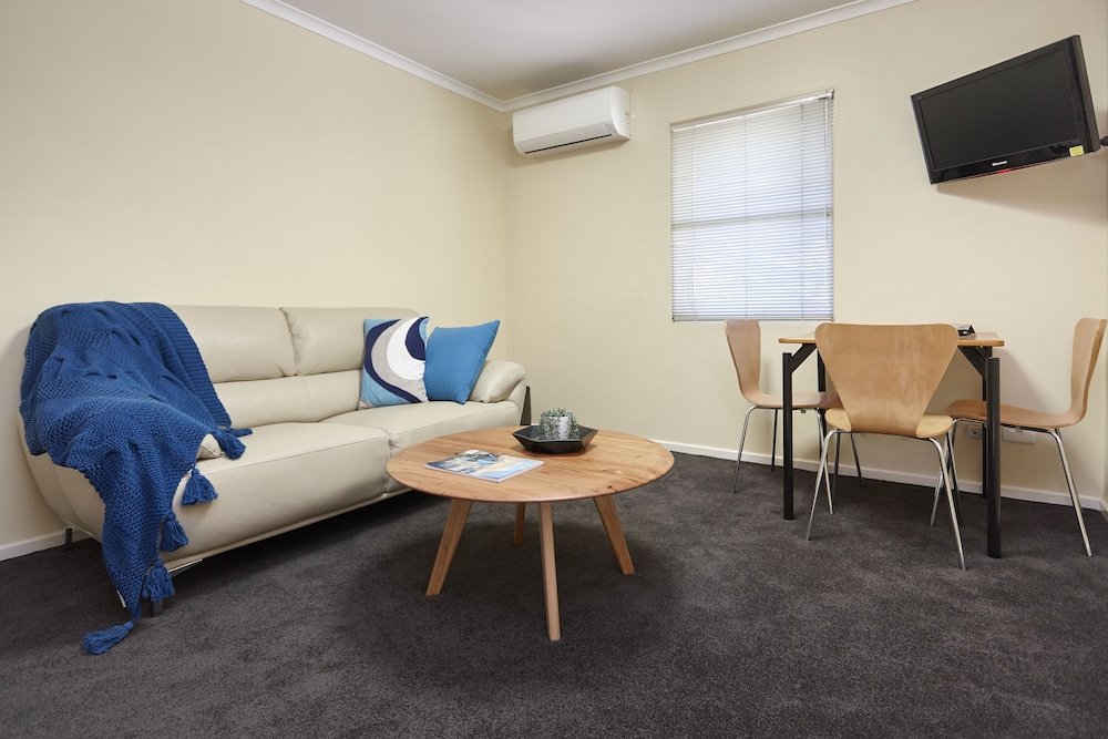 Elphin Motel and Serviced Apartments 35/50