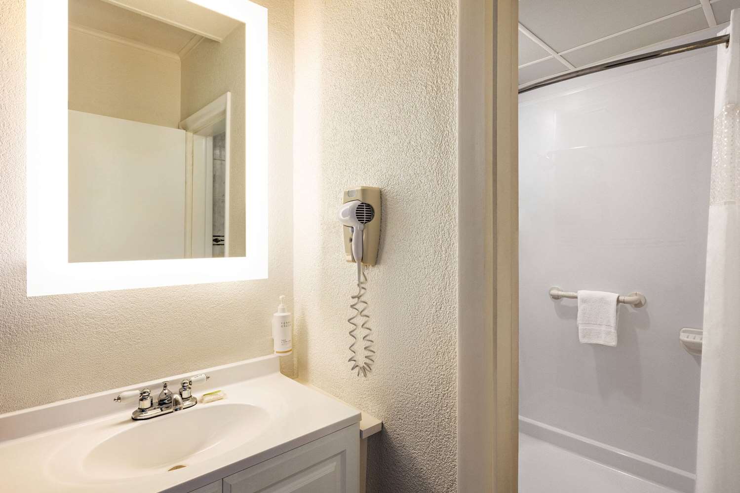 Howard Johnson By Wyndham Ocean City Oceanfront 39/50