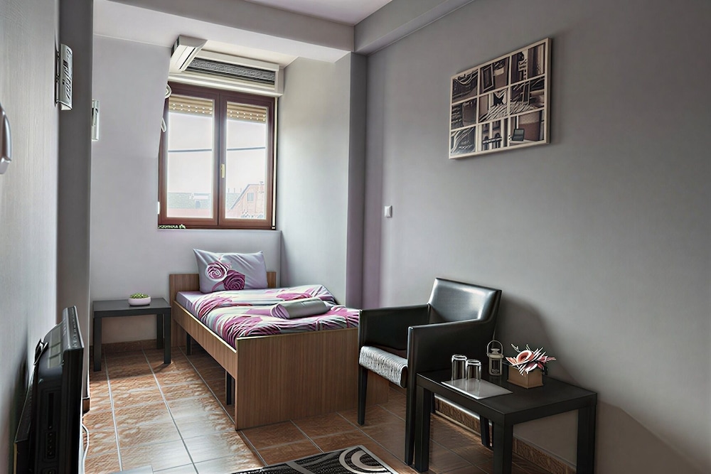COMFORT, TWIN BEDS