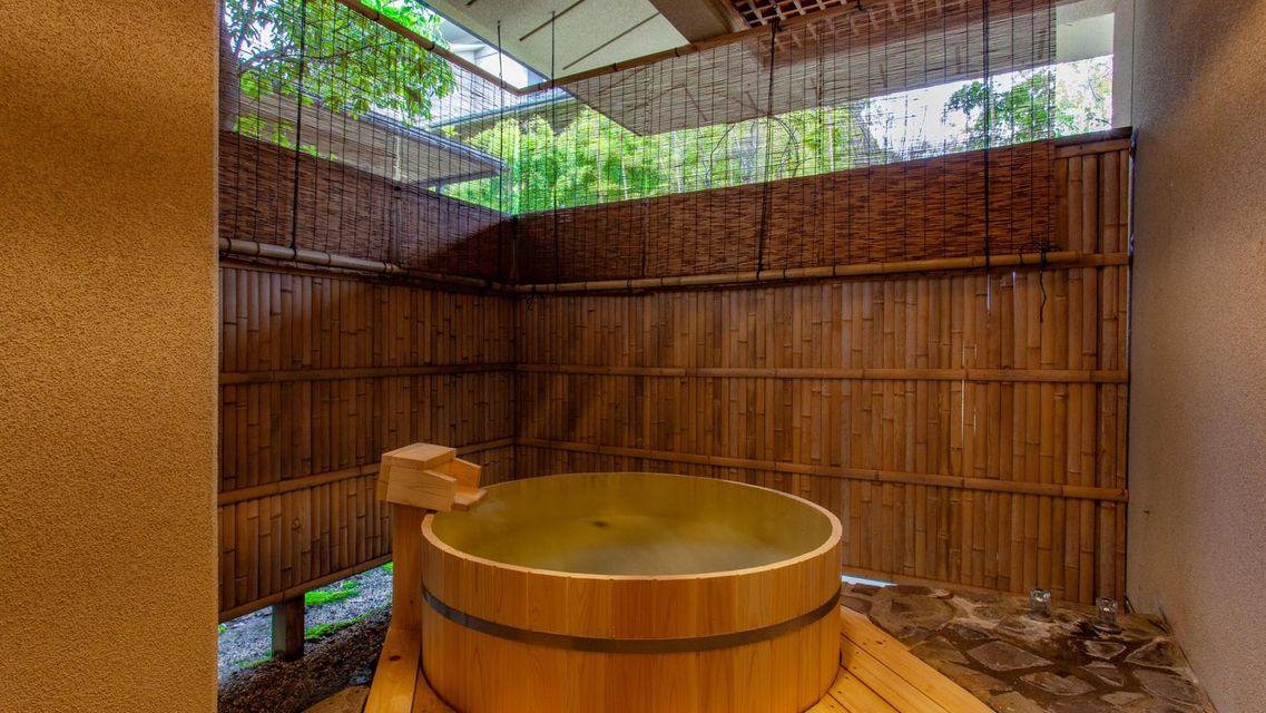 Outdoor Bath, Annex