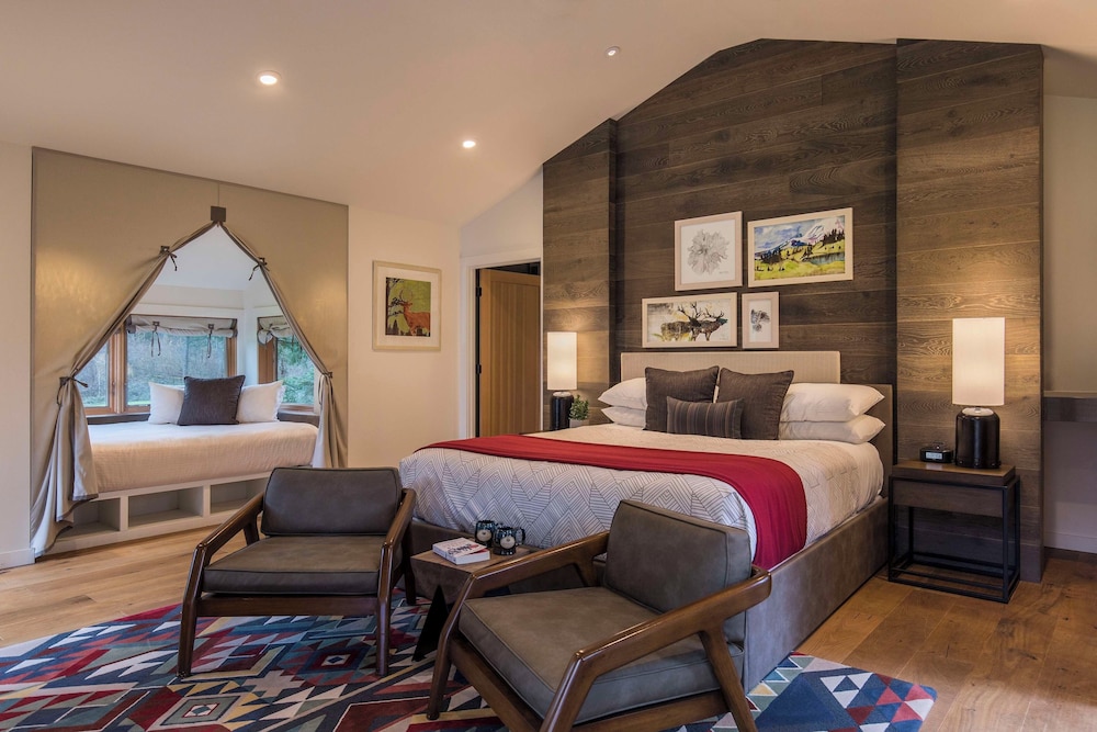 Alder, Tree House, King Bed