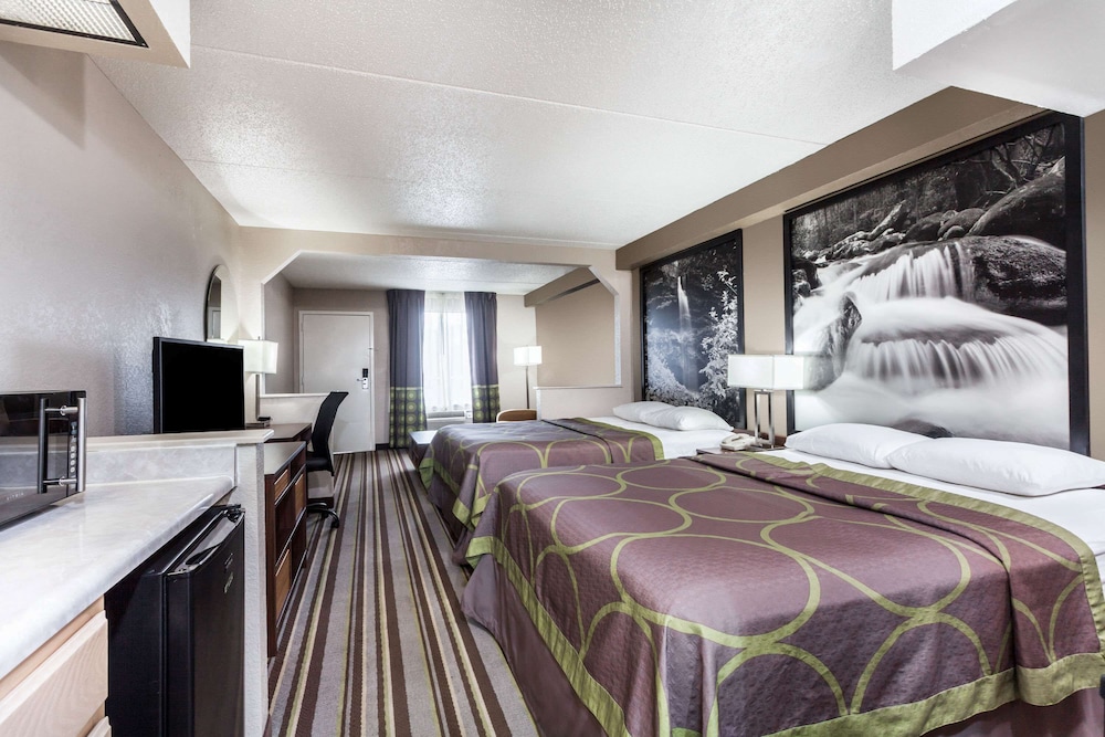 Super 8 by Wyndham Pigeon Forge Dollywood Lane 33/56