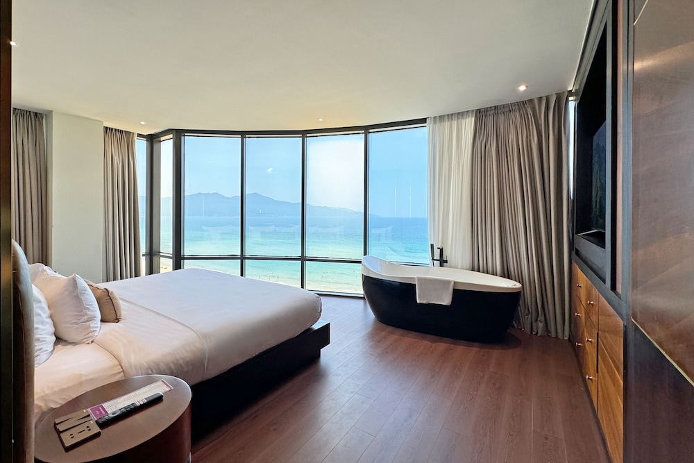 جناح تنفيذي بسرير مزدوج بإطلالة على البحر بشرفة، Holiday Beach Hotel Danang 3/8