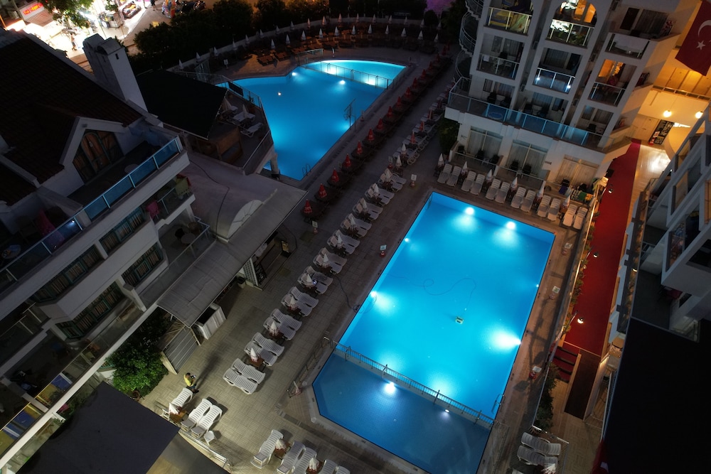 Club Atrium 7/49