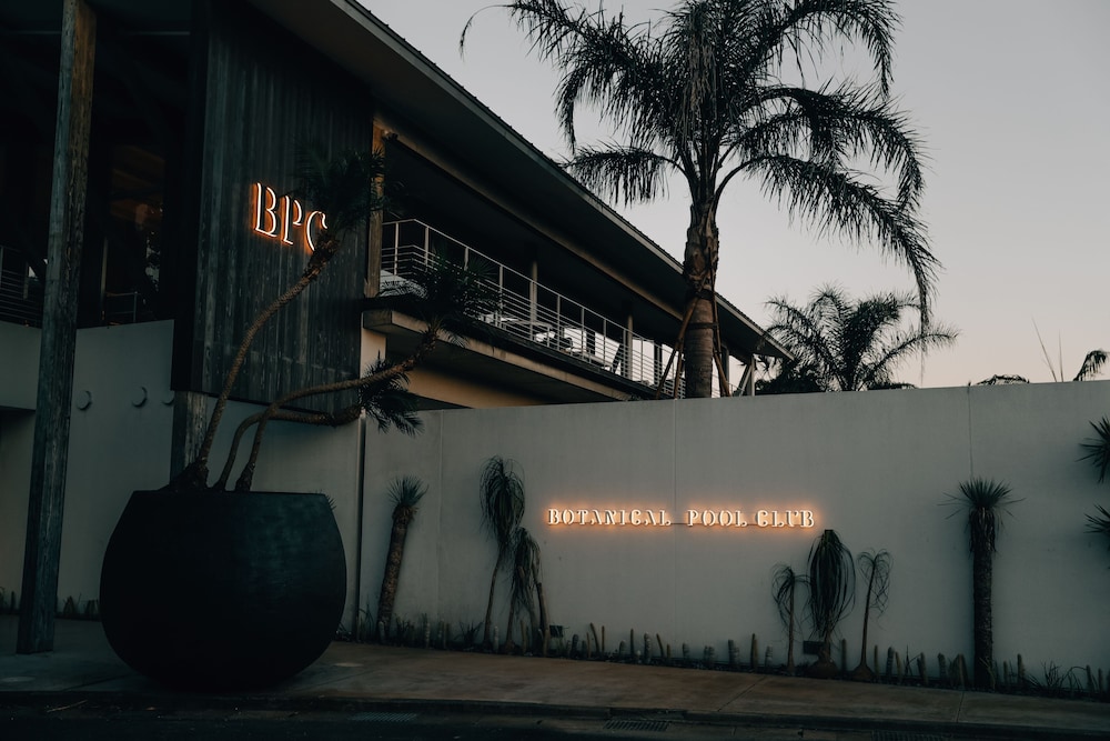 Botanical Pool Club 52/56