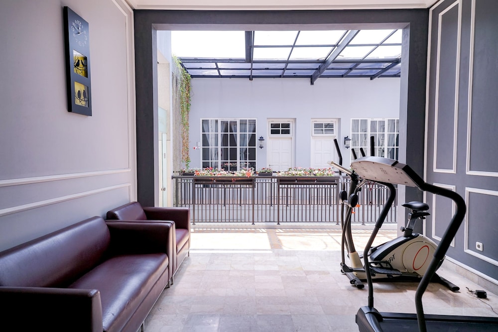 Reddoorz Premium Near Rs Pondok Indah 37/46