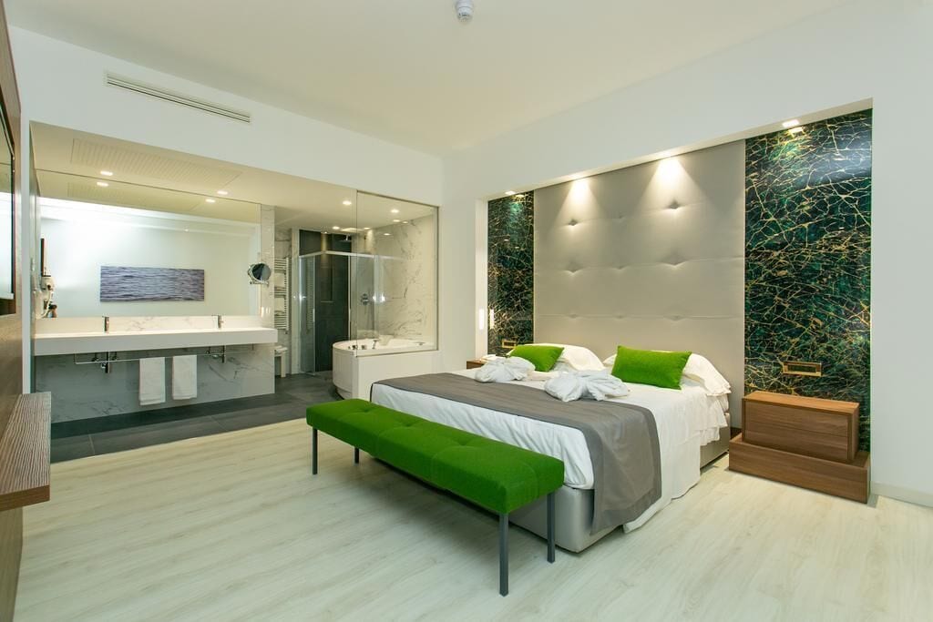 SUITE, COURTYARD VIEW, HOT TUB