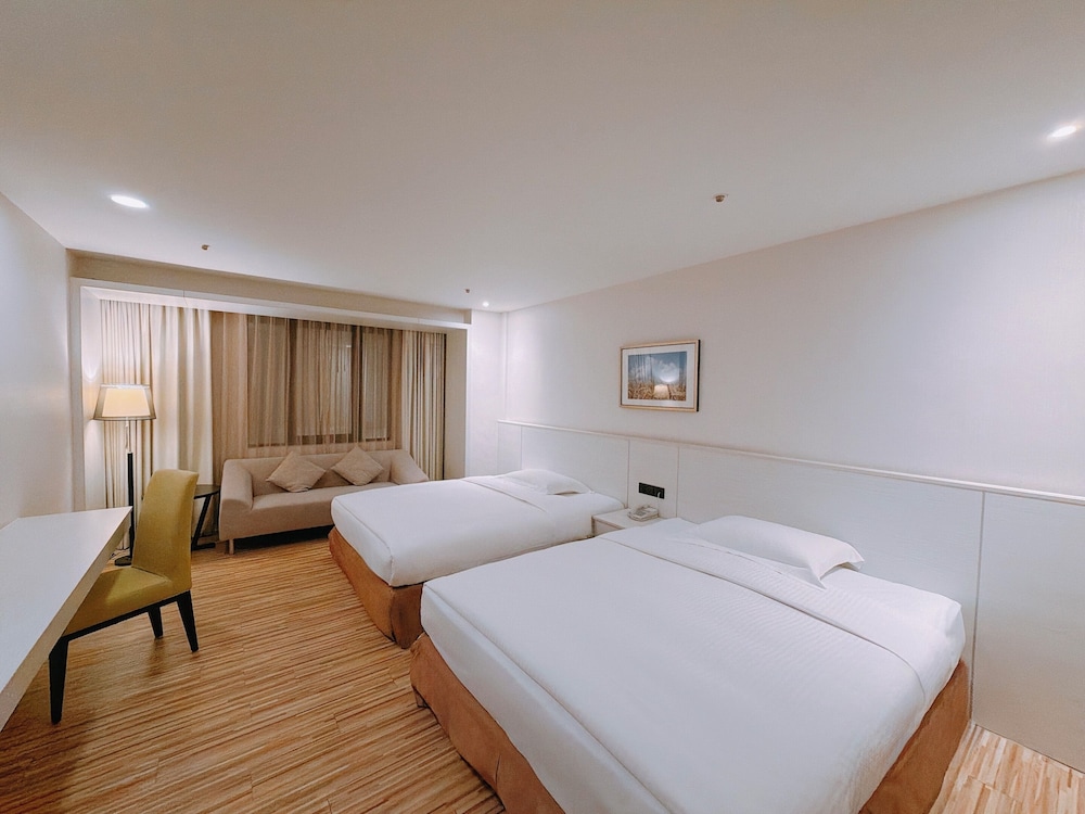We Meet Hotel 21/68