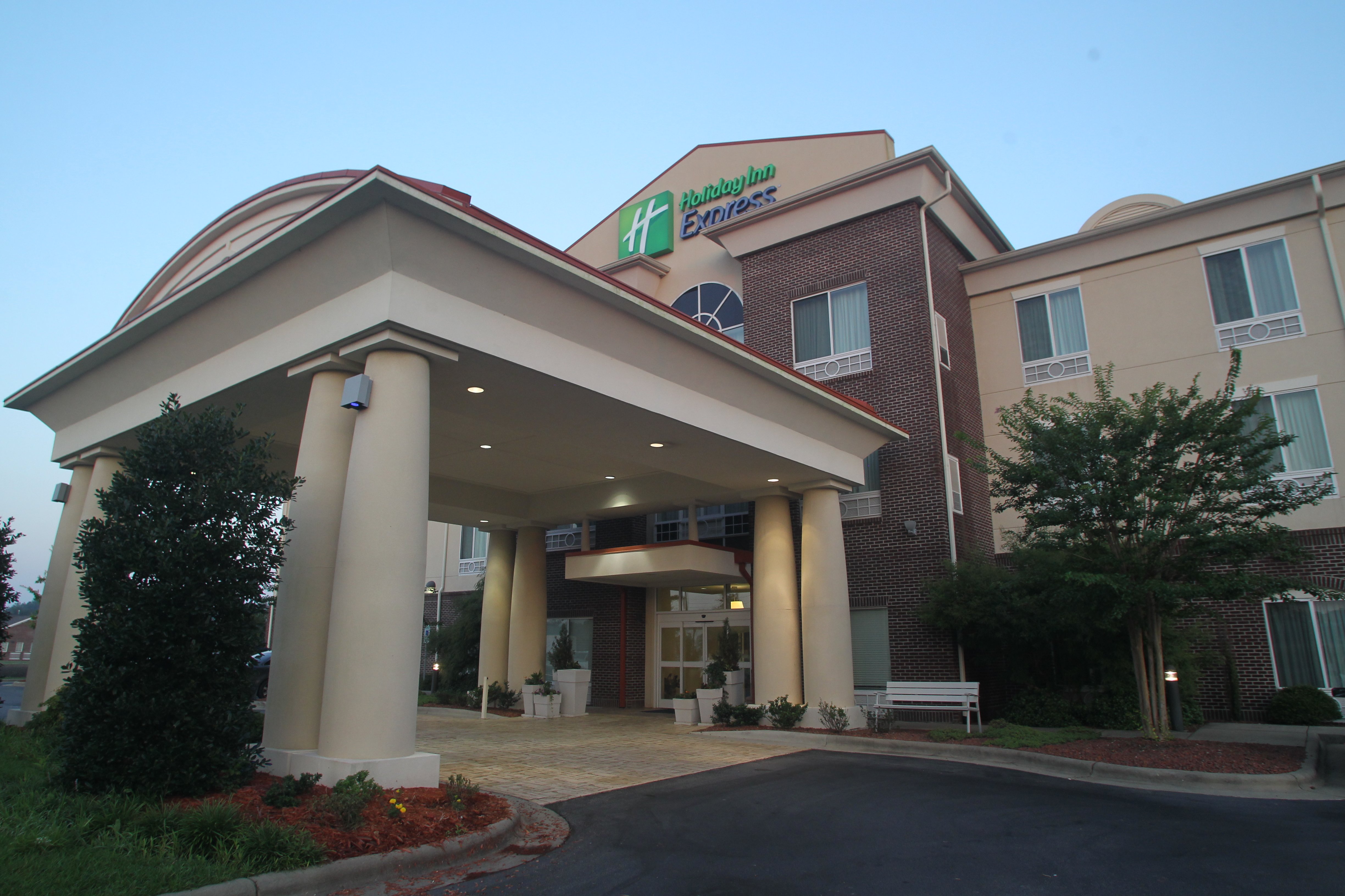 Holiday Inn Express Pembroke 2/50