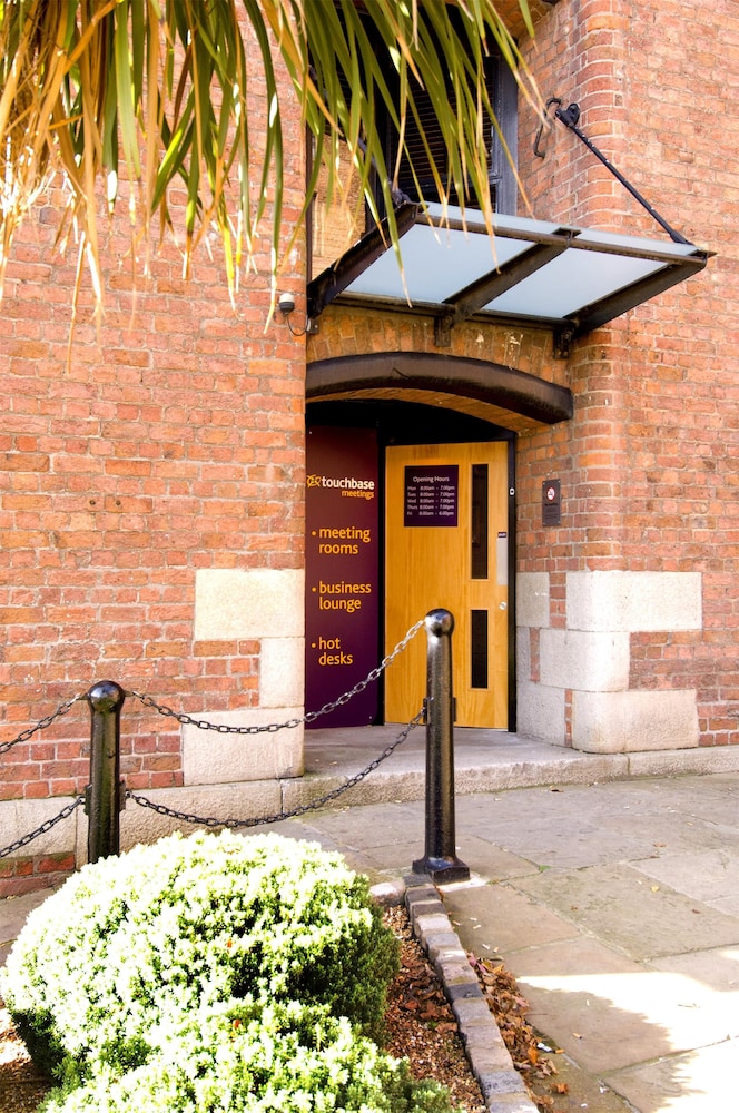 Premier Inn Liverpool City Centre (Albert Dock) 25/27