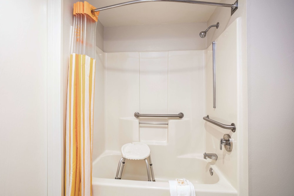 La Quinta Inn & Suites by Wyndham Atlanta Roswell 19/47