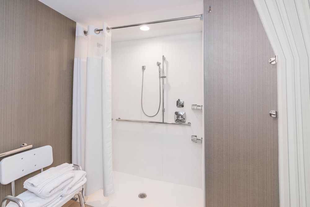 Courtyard By Marriott West Springfield 7/45