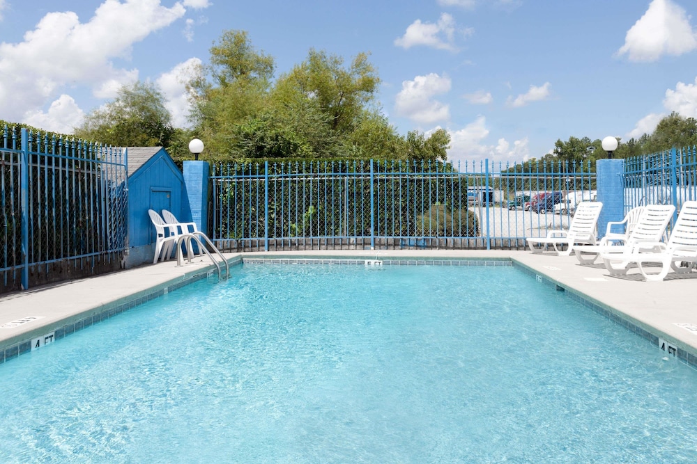 Days Inn by Wyndham Columbia NE Fort Jackson 1/23