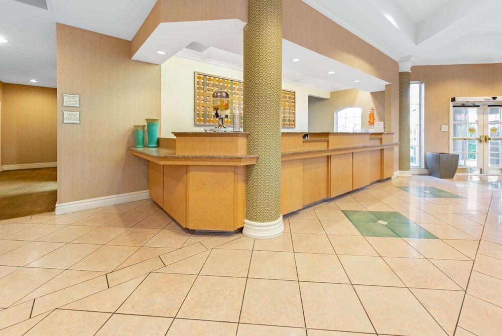La Quinta Inn & Suites by Wyndham USF (Near Busch Gardens) 9/54