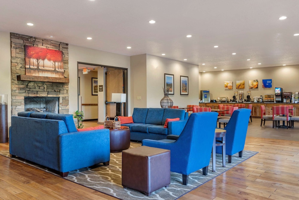 Comfort Inn and Suites Blue Ridge Ga 25/42
