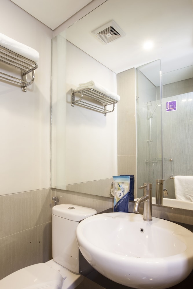 Verse Lite Hotel Gajah Mada 24/67