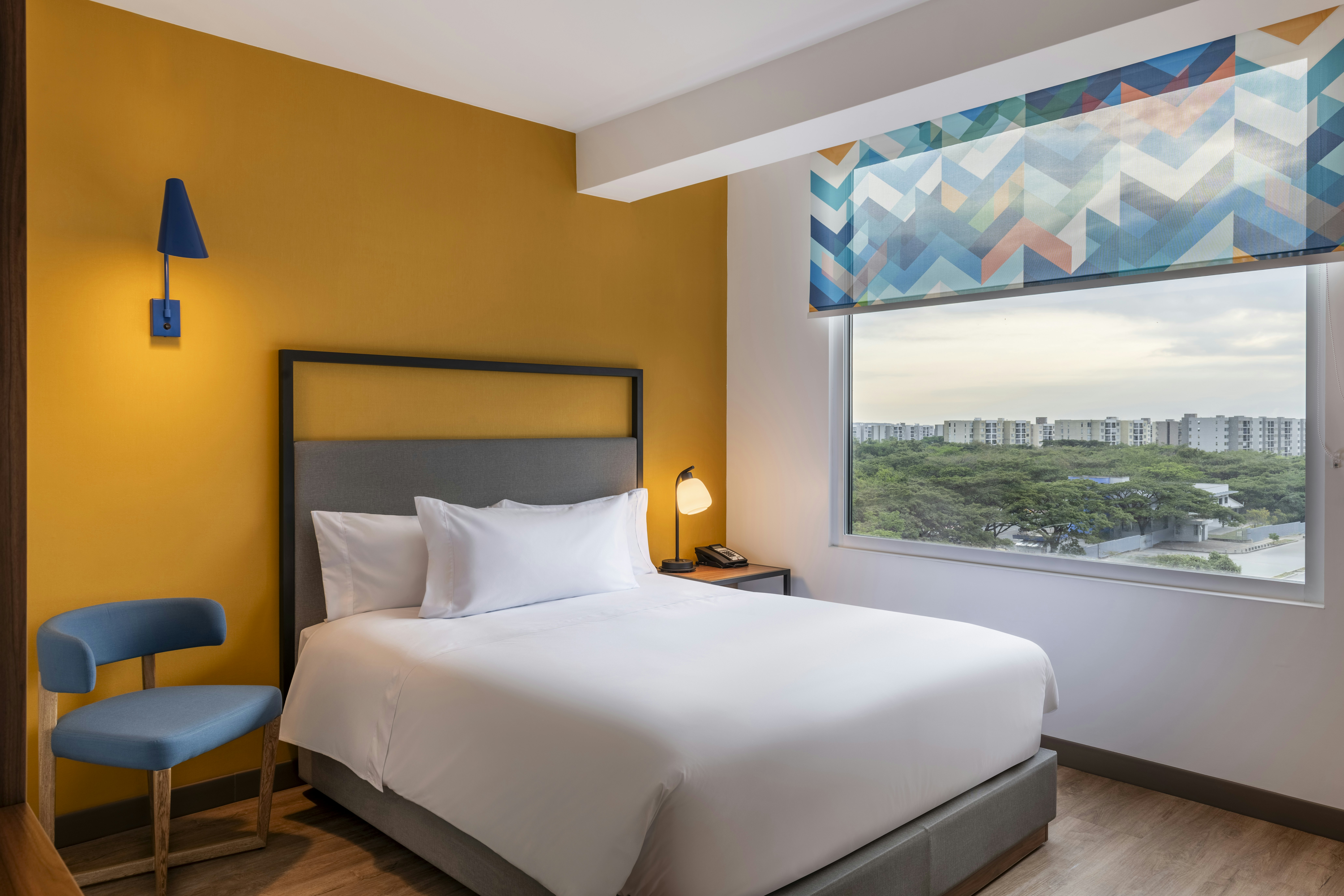 ROOM, QUEEN BED