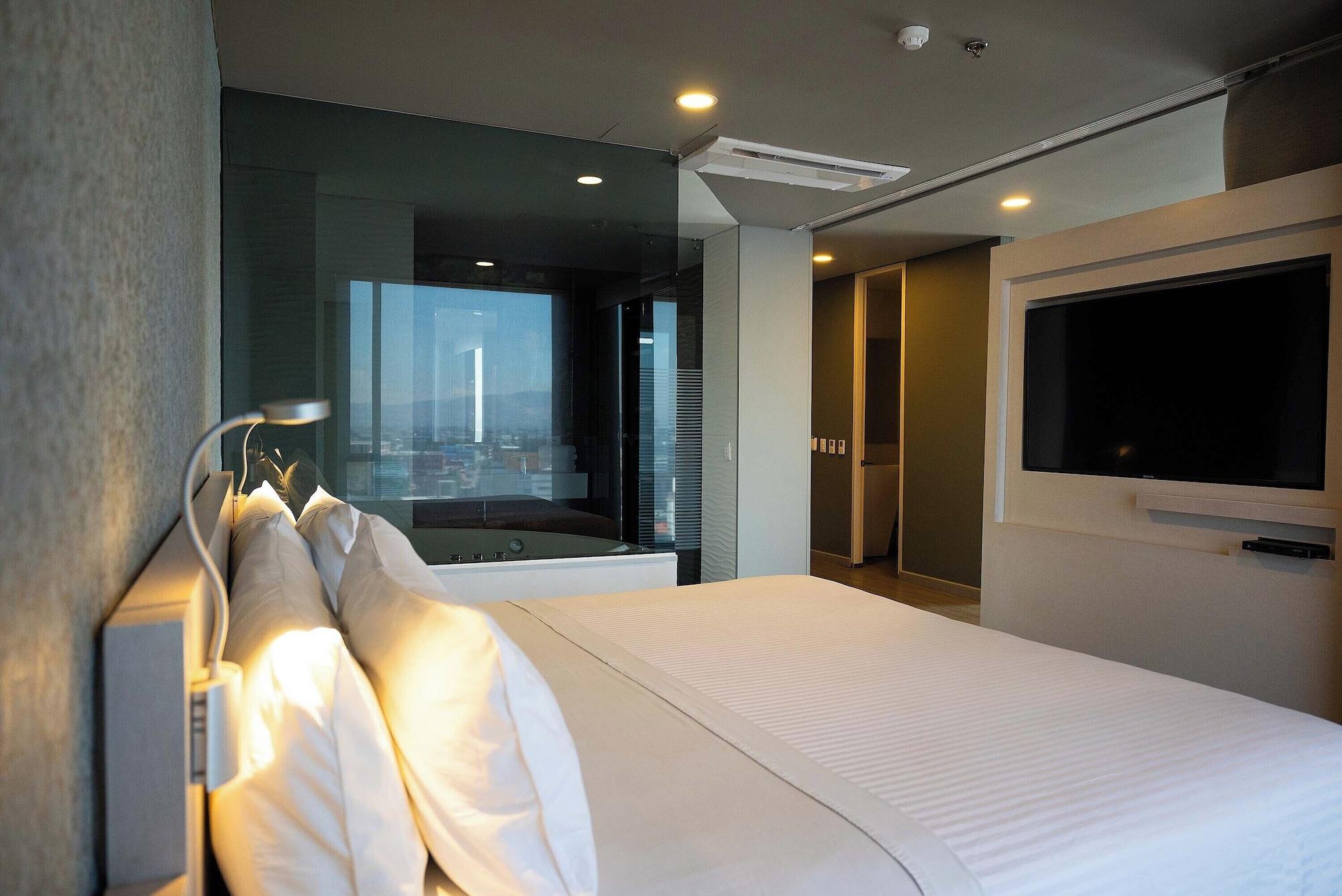 Deluxe, Studio, Suite