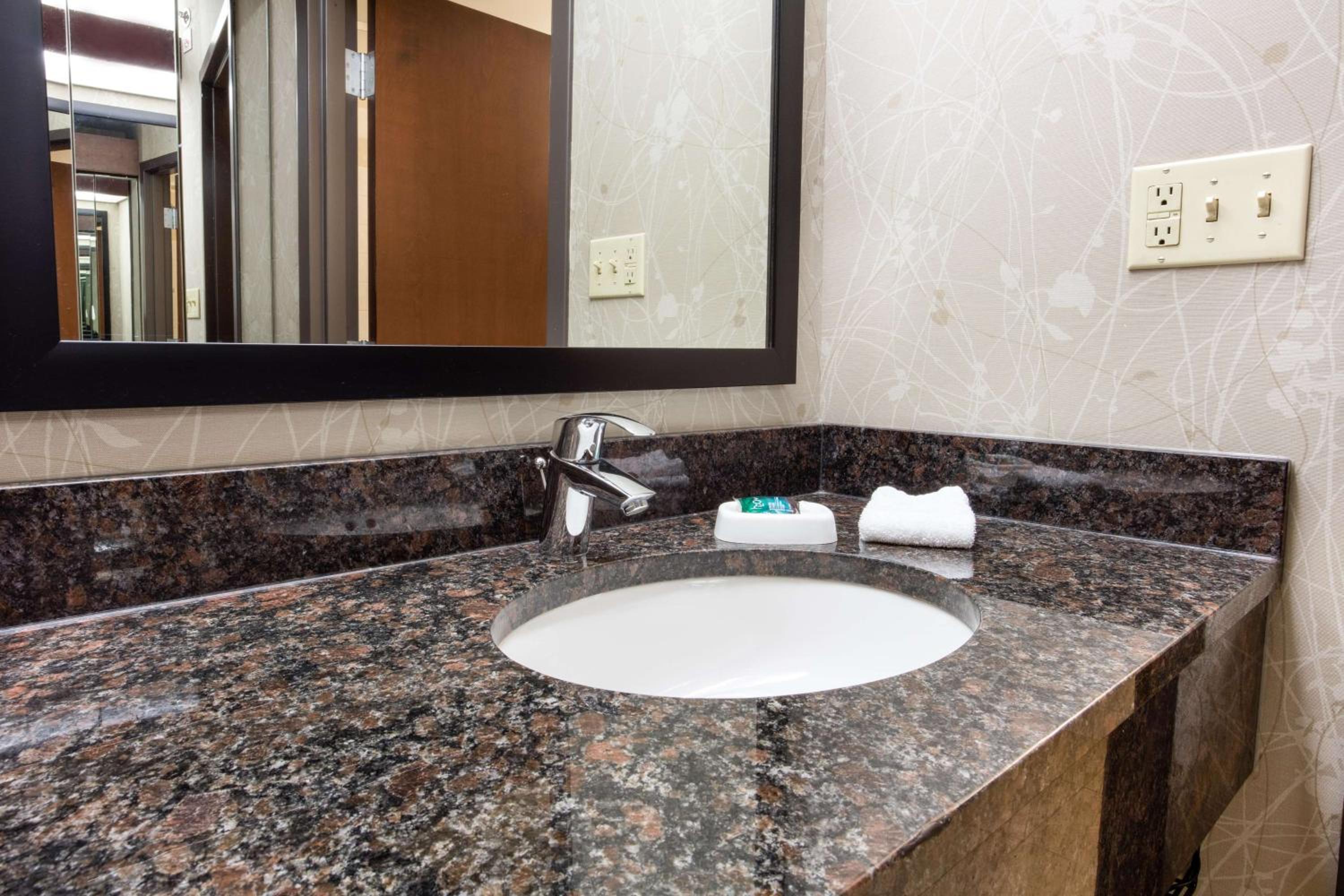 جناح بسرير كينج مع أريكة، Drury Inn and Suites Kansas City Airport 2/2