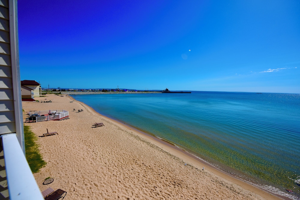 Hamilton Inn Select Beachfront 55/64