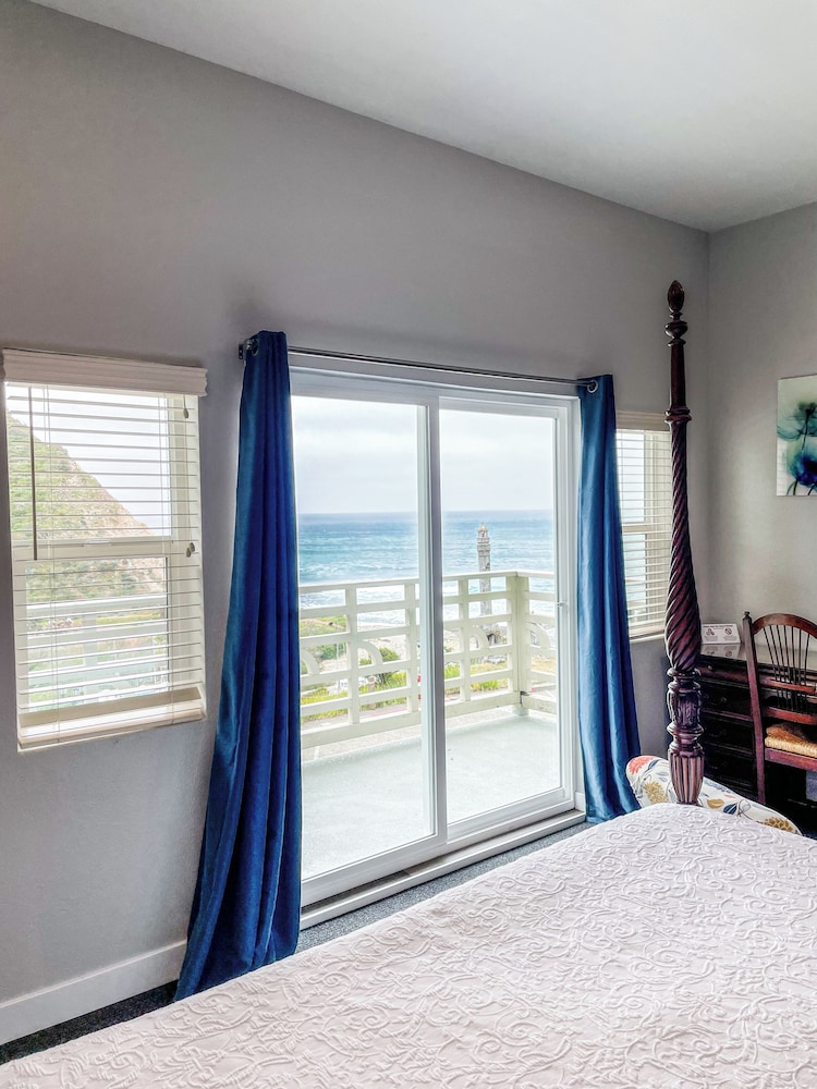 Port, Superior, Queen Bed, Ocean View