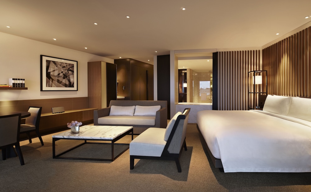 DELUXE, KING BED, OPERA VIEW