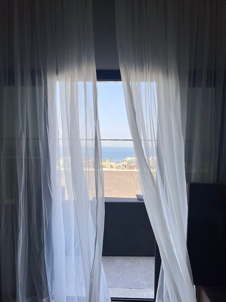 كورنيش لورين سويتس(Loren Suites Corniche) 40/50