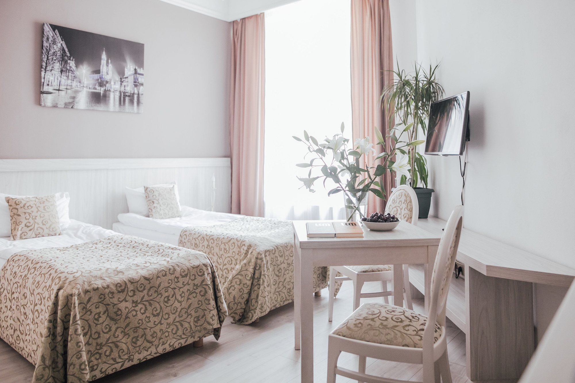 STUDIO, SUITE, TWIN BEDS