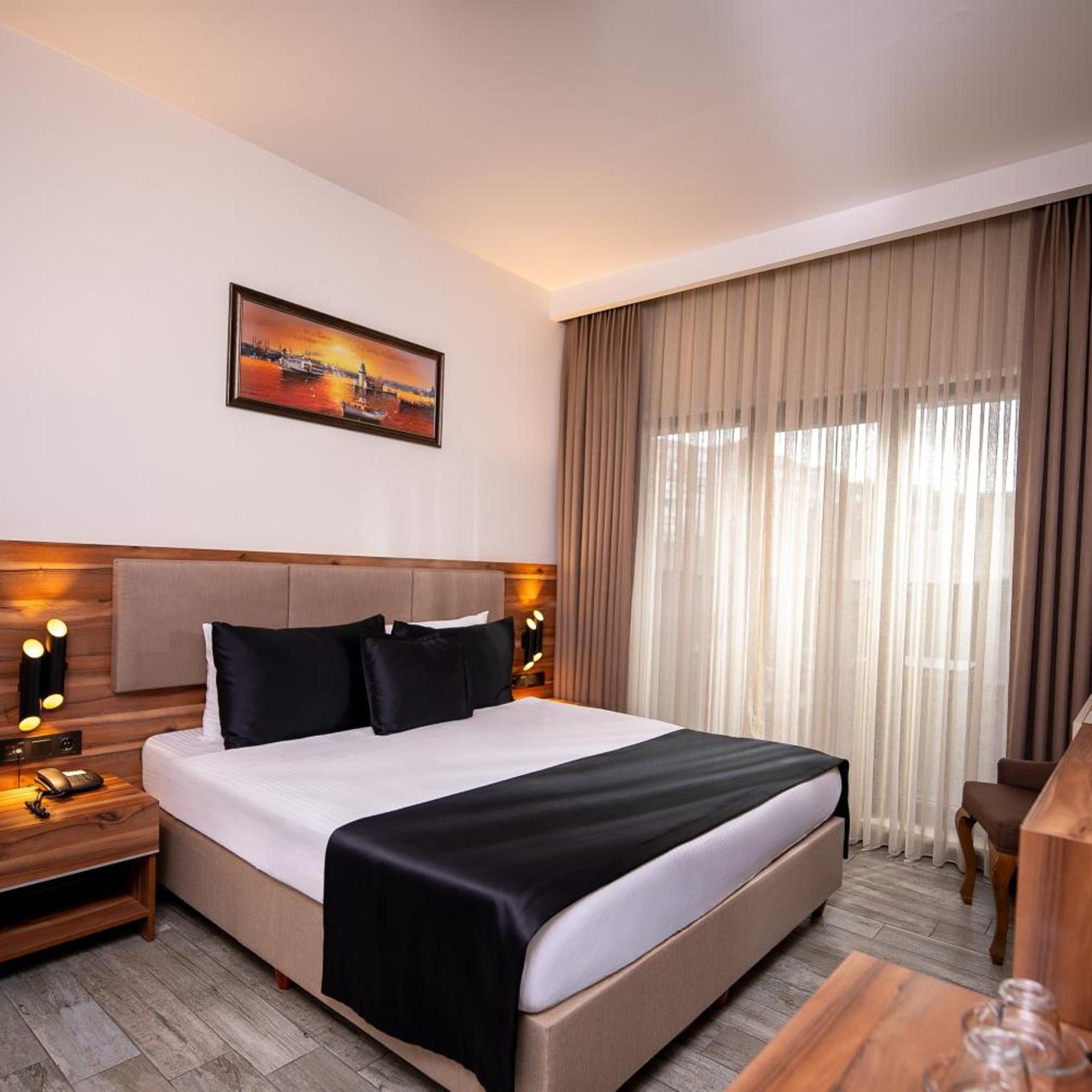 غرفة بسرير كينج بشرفة، Mari Suites Hotel 2/7