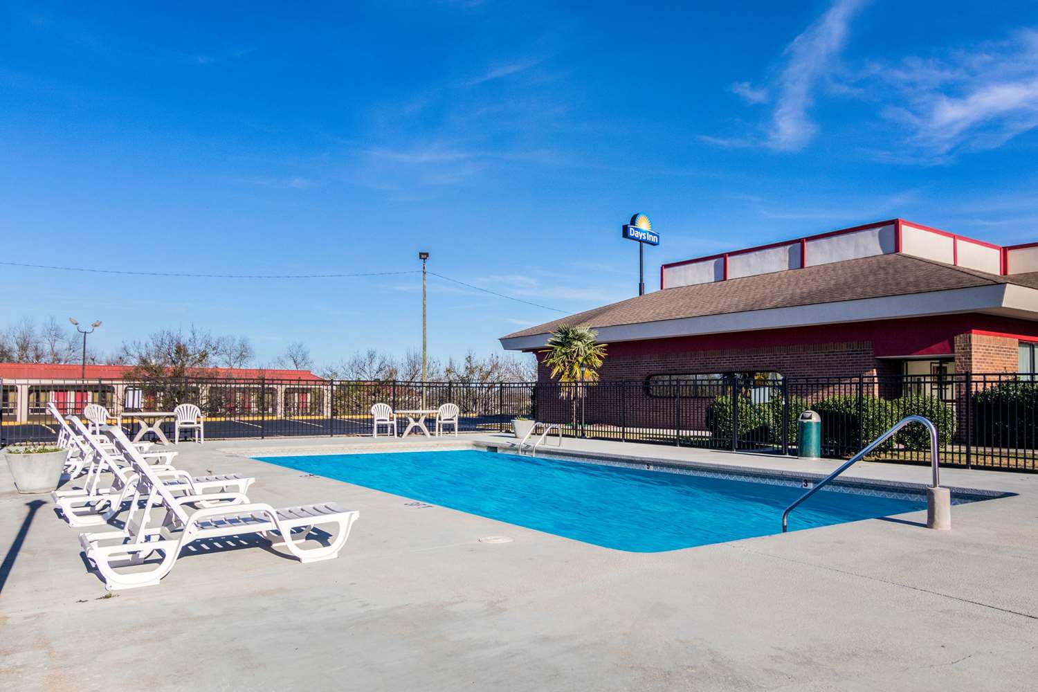 Econo Lodge Inn & Suites Conference Center 43/44