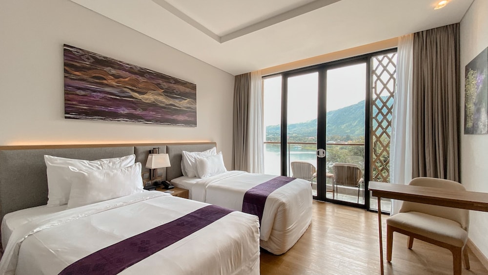 Grand, Lake, Deluxe, Twin Beds