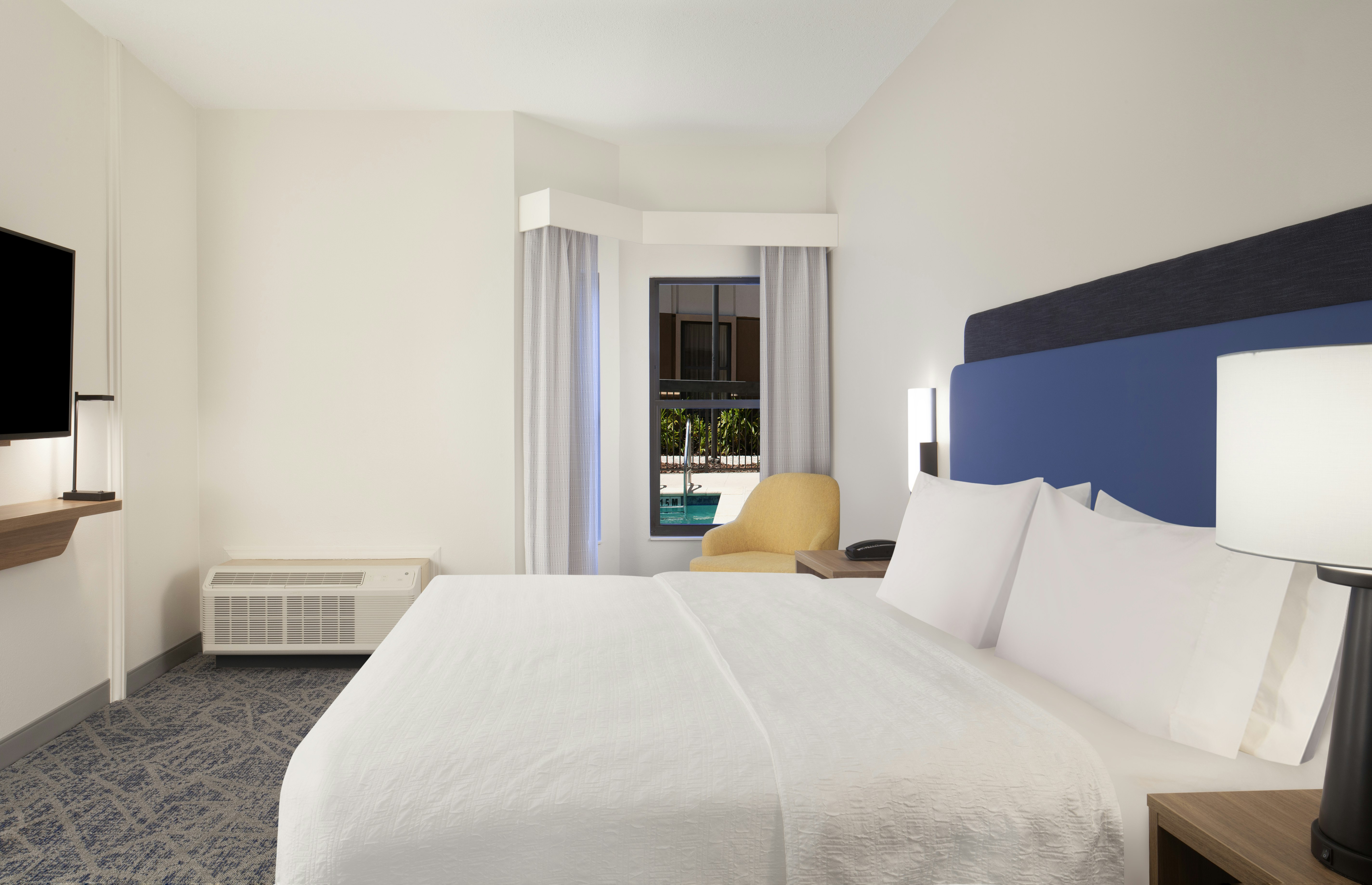SUITE, KING BED, ACCESSIBLE