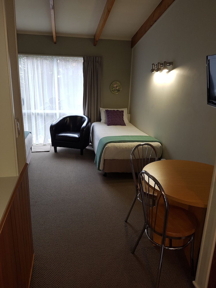 Cottage Mews Motel 37/72