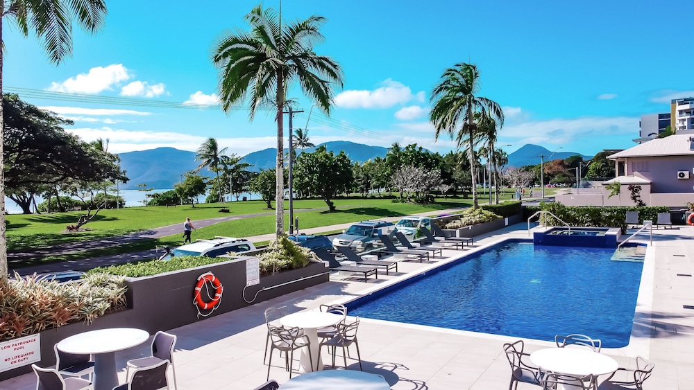 Cairns Harbourside Hotel 1/60