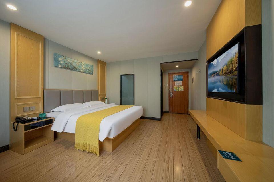 Feature, Queen Bed