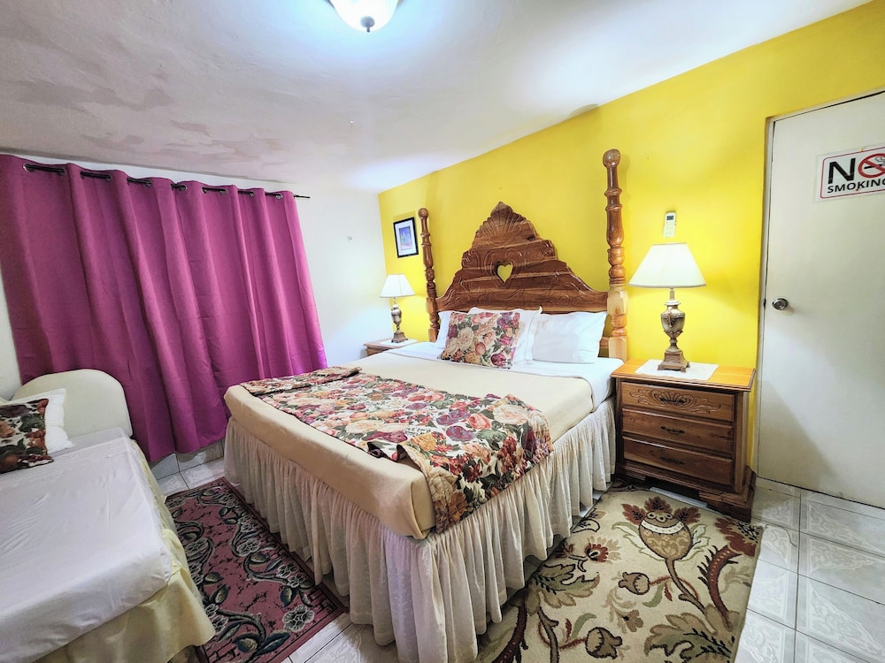 Pinkhibiscus Guest House 25/50